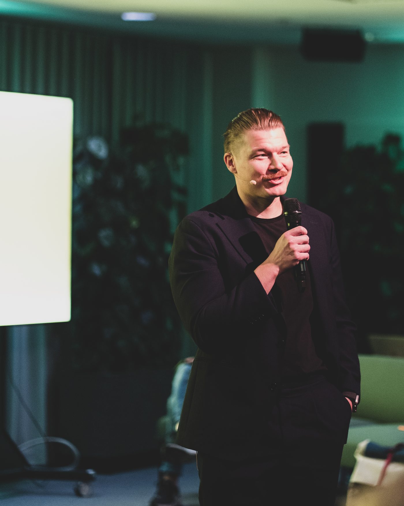 Joonas Kylliäinen puhumassa mikrofonin kanssa.