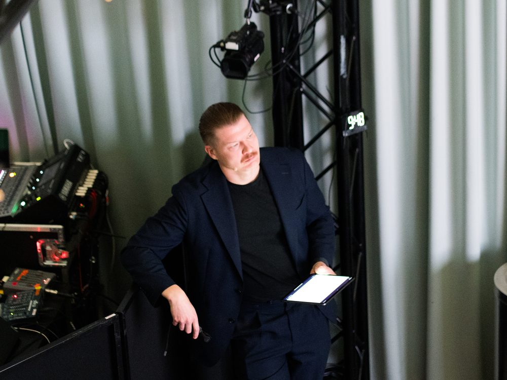 Joonas Kylliäinen lavalla.