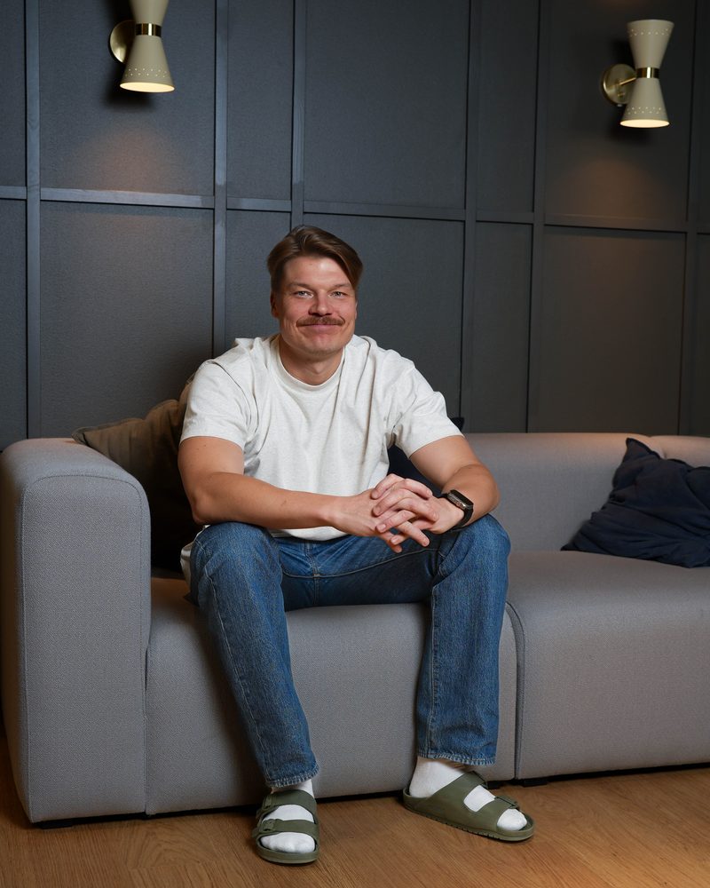 Joonas Kylliäinen istumassa sohvalla.